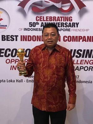 Gubernur Kalimantan Barat Cornelis saat menerima penghargaan sebagai pembina perbankan terbaik pada Anugerah Perbankan Indonesia VI Tahun 2017 di Hall Kedutaan Besar Republik Indonesia (KBRI) di Singapura (23/8/2017).