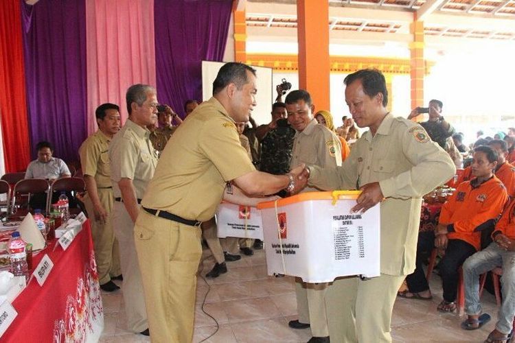 Bupati Wonogiri, Joko Sutopo menyerahkan bantuan dalam program pengembangan masyarakat tangguh bencana di Desa Lemahbang, Kecamatan Kismantoro, Kabupaten Madiun beberapa waktu lalu