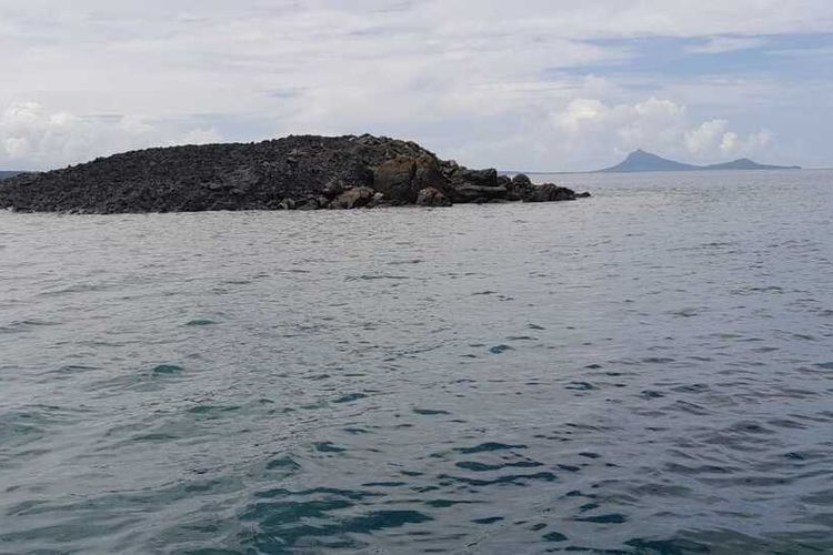 Sebuah pulau kecil muncul di laut desa Teinema, kecamatan Wuar Labobar, kabupaten Kepulauan Tanimbar, Maluku pascagempa berkekuatan 7,5 magnitudo mengguncnag wilayah tersebut, Selasa dinihari (10/1/2023)