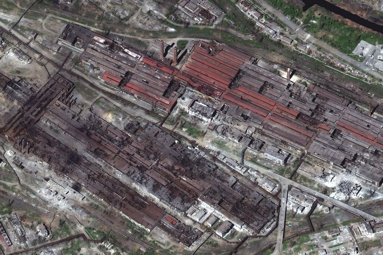 Citra satelit yang disediakan oleh Maxar Technologies ini menunjukkan gambaran umum pabrik baja Azovstal di Mariupol, Ukraina, pada 29 April 2022. 

