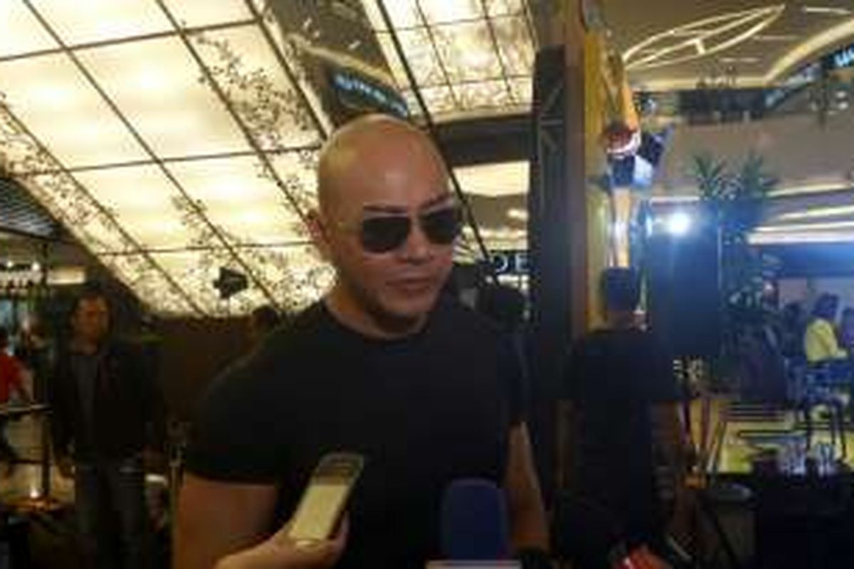 Deddy Corbuzier diabadikan di Lippo Mall Kemang, Jakarta Selatan, pada Senin (22/8/2016).