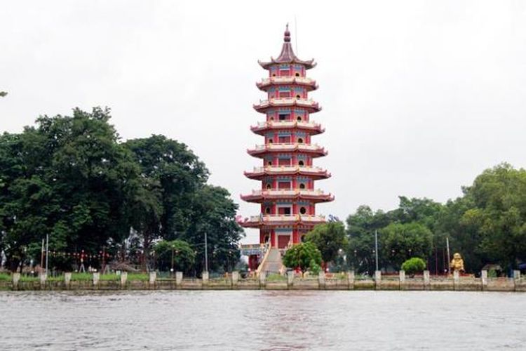 Kompleks Kelenteng dan Pagoda Hok Cing Bio di Pulau Kemaro, Palembang, Sumatera Selatan, Jumat (24/1/2014), dilihat dari Sungai Musi. Pulau di tengah Sungai Musi ini menjadi tujuan ratusan ribu orang dari sejumlah daerah setiap perayaan Cap Go Meh atau bulan purnama pertama setelah Imlek. 