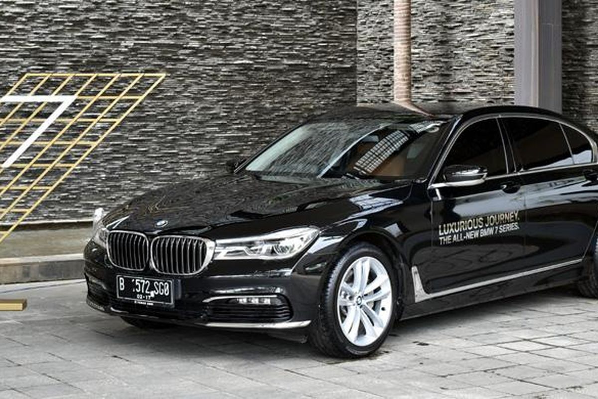 Penasaran menikmati fitur bintang lima BMW Seri-7?