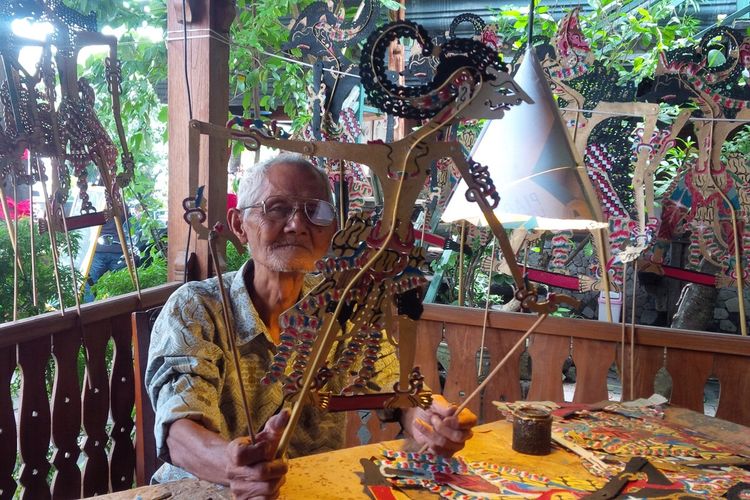 Merto Wirejo (80) atau Mbah Brambang, warga Godegan, Wirun, Mojolaban, Sukoharjo, Jawa Tengah membuat kerajinan wayang dari bahan kertas wondertex sejak tahun 1965.