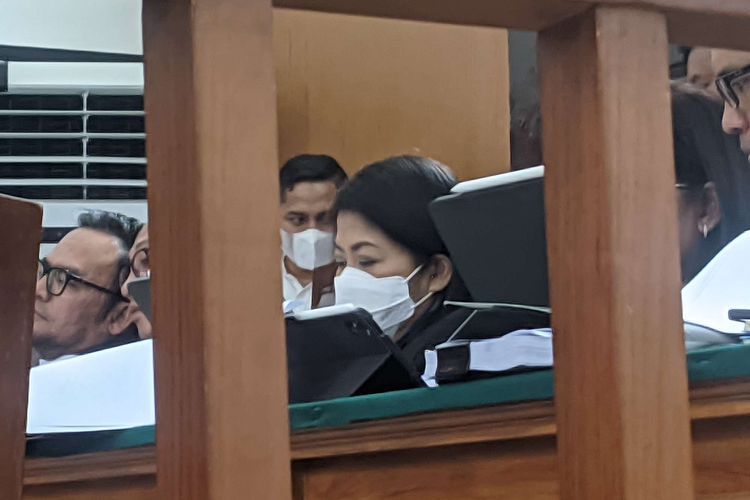 Terdakwa kasus pembunuhan berencana Brigadir J, Putri Candrawathi saat mendengar kesaksian Ibu Brigadir J, Rosti Simanjuntak di Pengadilan Negeri Jakarta Selatan, Selasa (1/11/2022).