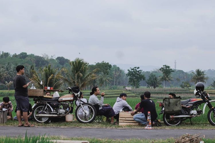 Titik Nol Ngopi memiliki konsep kedai kopi unik, yakni membawanya di atas motor. 