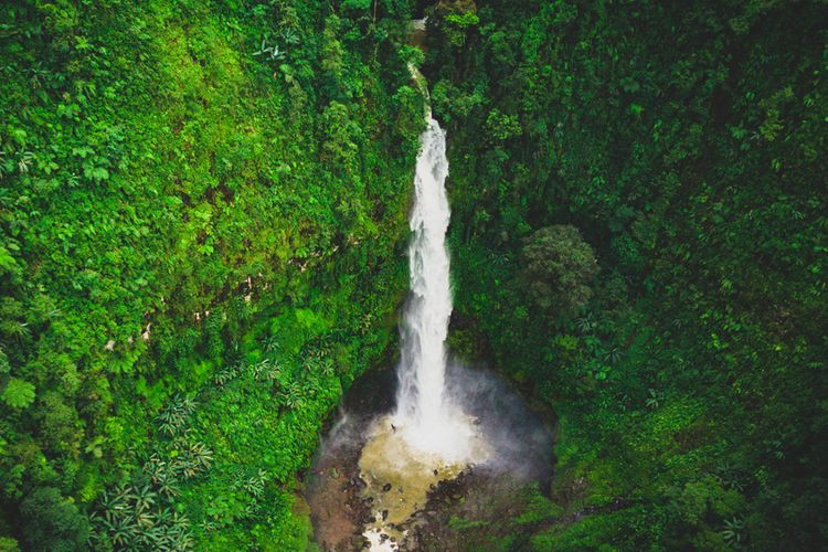 Pemandangan Curug Cipendok di Banyumas.