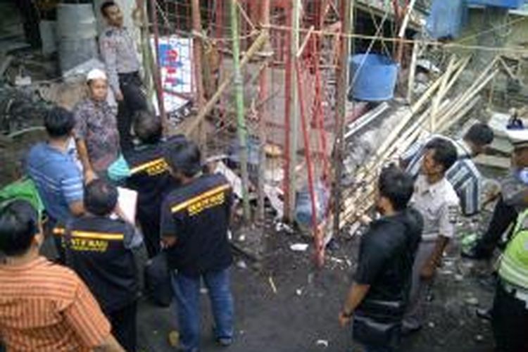 Tim identifikasi dari Polrestabes Surabaya berada di lokasi putusnya lift proyek di Jalan Kusuma Bangsa, Surabaya, Jawa Timur, Selasa (26/11/2013).