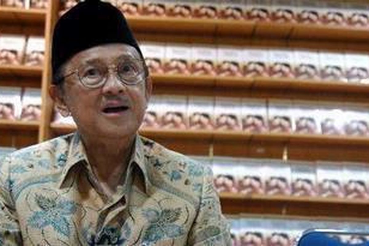 Bacharuddin Jusuf Habibie hadir dalam acara penandatanganan bukunya yang berjudul Habibie & Ainun  di Toko Buku Gramedia, Pondok Indah Mall, Jakarta Selatan, Selasa (7/12/2010). 