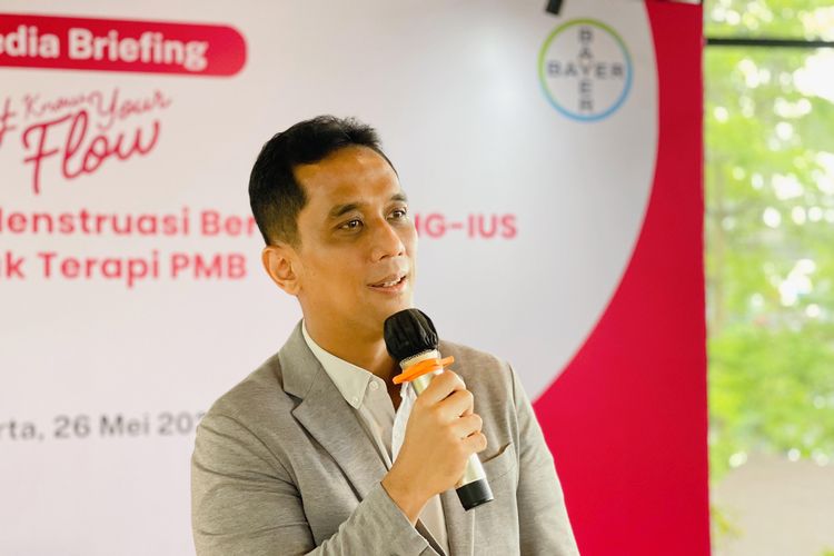 Dr. dr. Achmad Kemal Harzif, Sp.OG, Subsp.FER (kanan), dalam acara diskusi media bertajuk ?#KnowYourFlow, Kenali Perdarahan Menstruasi Berat dan LNG IUS untuk Terapi PBM? di Jakarta Selatan, Senin (26/5/2025).