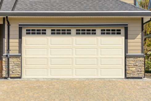 5 Langkah Mudah Mengganti Panel Pintu Garasi yang Rusak