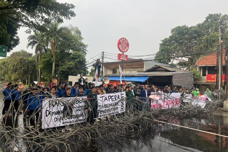 Aliansi Badan Eksekutif Mahasiswa se-Kota Bogor Raya melakukan aksi demonstrasi di Jalan Sudirman, Kecamatan Bogor Tengah, Kota Bogor, Kamis (27/6/2024). 