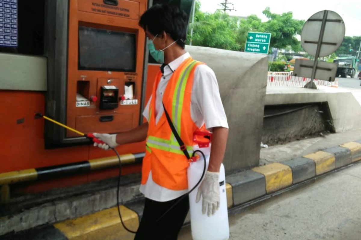 Penyemprotan disinfektan gardu tol dan peralatan transaksi di Tol Tangerang-Merak, Jumat (20/3/2020)