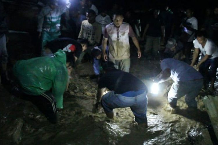 Kondisi di lokasi sekolah yang dihantam banjir bandang pada Jumat (12/10/2018). 
