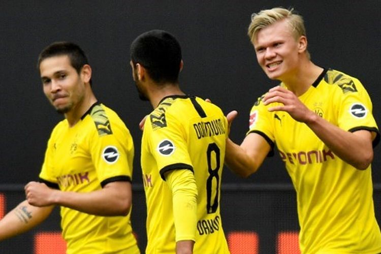 Raphael Guerreiro, Mahmoud Dahoud dan Erling Braut Haaland saat melakoni laga Borussia Dortmund vs Schalke 04 dalam lanjutan pekan ke-26 Bundesliga, kasta tertinggi Liga Jerman, Sabtu (16/5/2020).