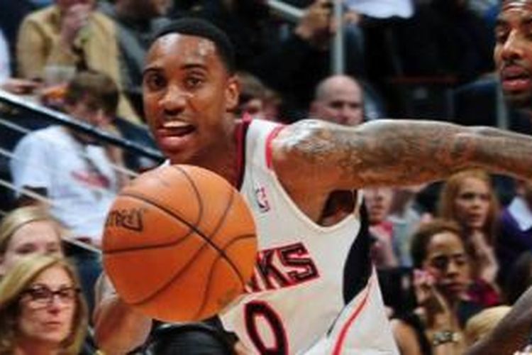 Point guard Atlanta Hawks, Jeff Teague (kiri) menguasai bola saat melawan Cleveland Cavaliers pada kompetisi NBA 2013-2014, di Quicken Loans Arena,  Cleveland, Kamis (26/12/2013). 