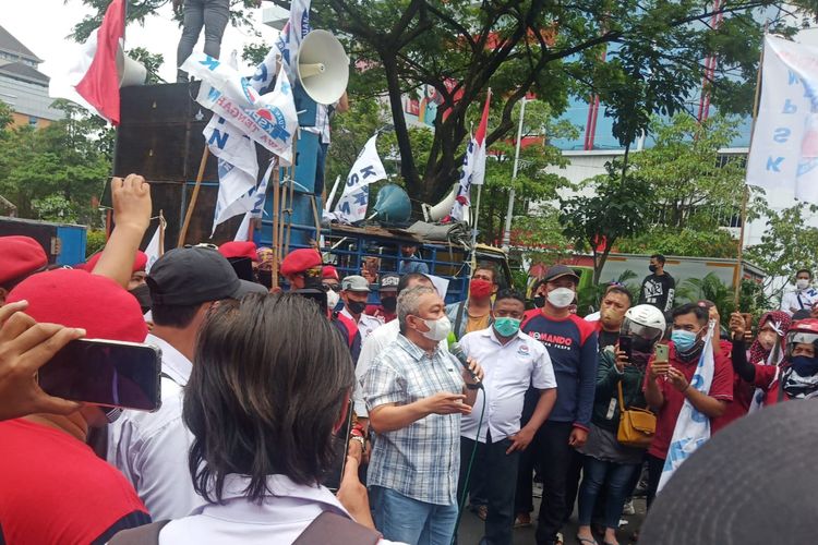 Aksi demo buruh di depan Kantor DPRD Jateng, Selasa (22/2/2022).