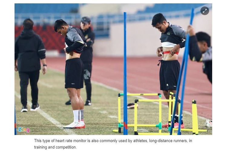 Para pemain timnas Indonesia berlatih di Stadion My Dinh menjelang laga leg kedua semifinal Piala AFF 2022 kontra tuan rumah Vietnam, Senin (9/1/2023). Media setempat menyebut skuad Garuda memakai benda aneh saat berlatih. (Foto: Tangkapan layar Zingnews.vn)