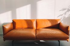 5 Tips Membersihkan Sarung Sofa agar Bersih Seperti Baru 