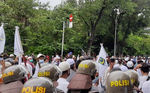   Jakarta Police Pursue Attacker of Policemen During Protests 