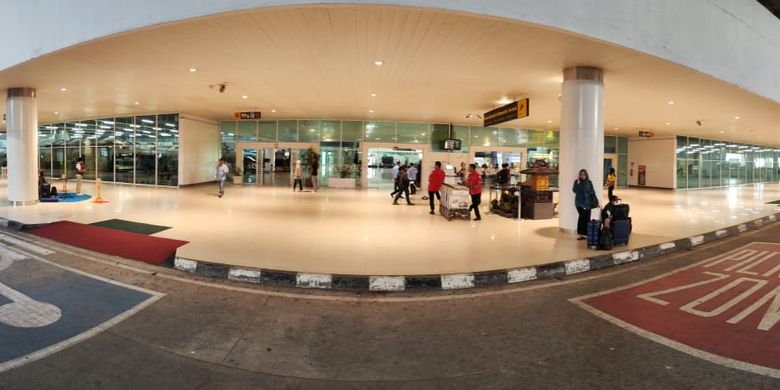 Pick Up Zone di Terminal Kedatangan Bandara Sultan Aja Muhammad Sulaiman (SAMS) Balikpapan, Kalimantan Timur