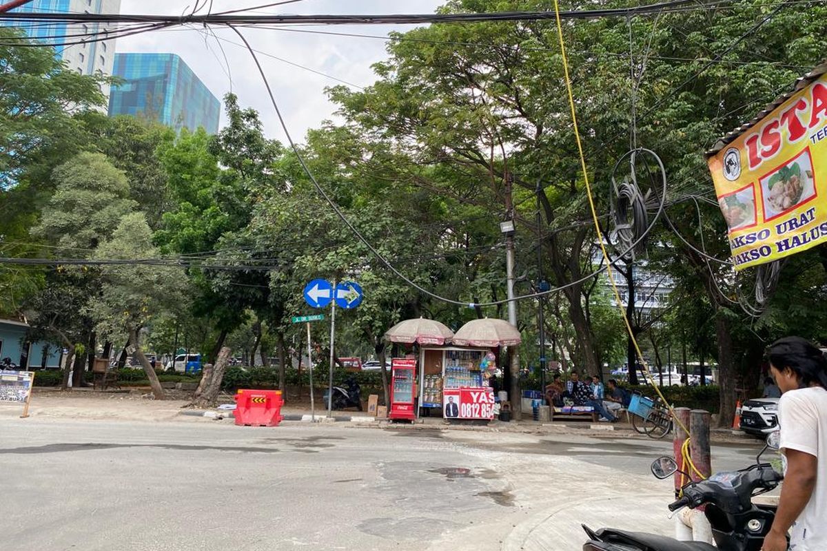 Kabel menjuntai hingga mengenai pengguna jalan di Jalan Dr Susilo Raya, Grogol Petamburan, Jakarta Barat, Senin (11/9/2023). 