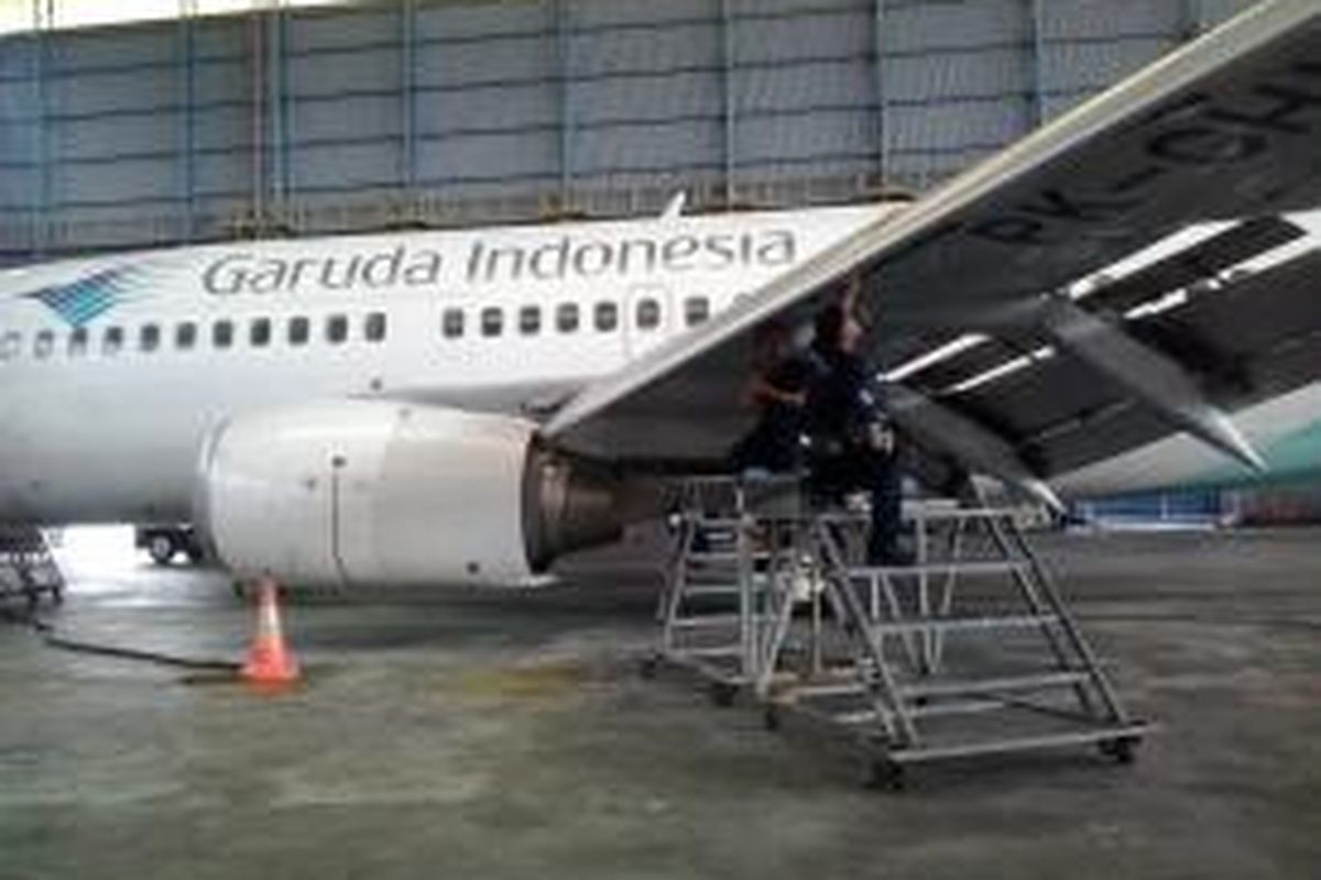 Kru Garuda Indonesia Melakukan Pengecekkan Pesawat di Hanggar 2 Garuda Maintenance Facilities (GMF), Bandara Soekarno Hatta, Cengkareng