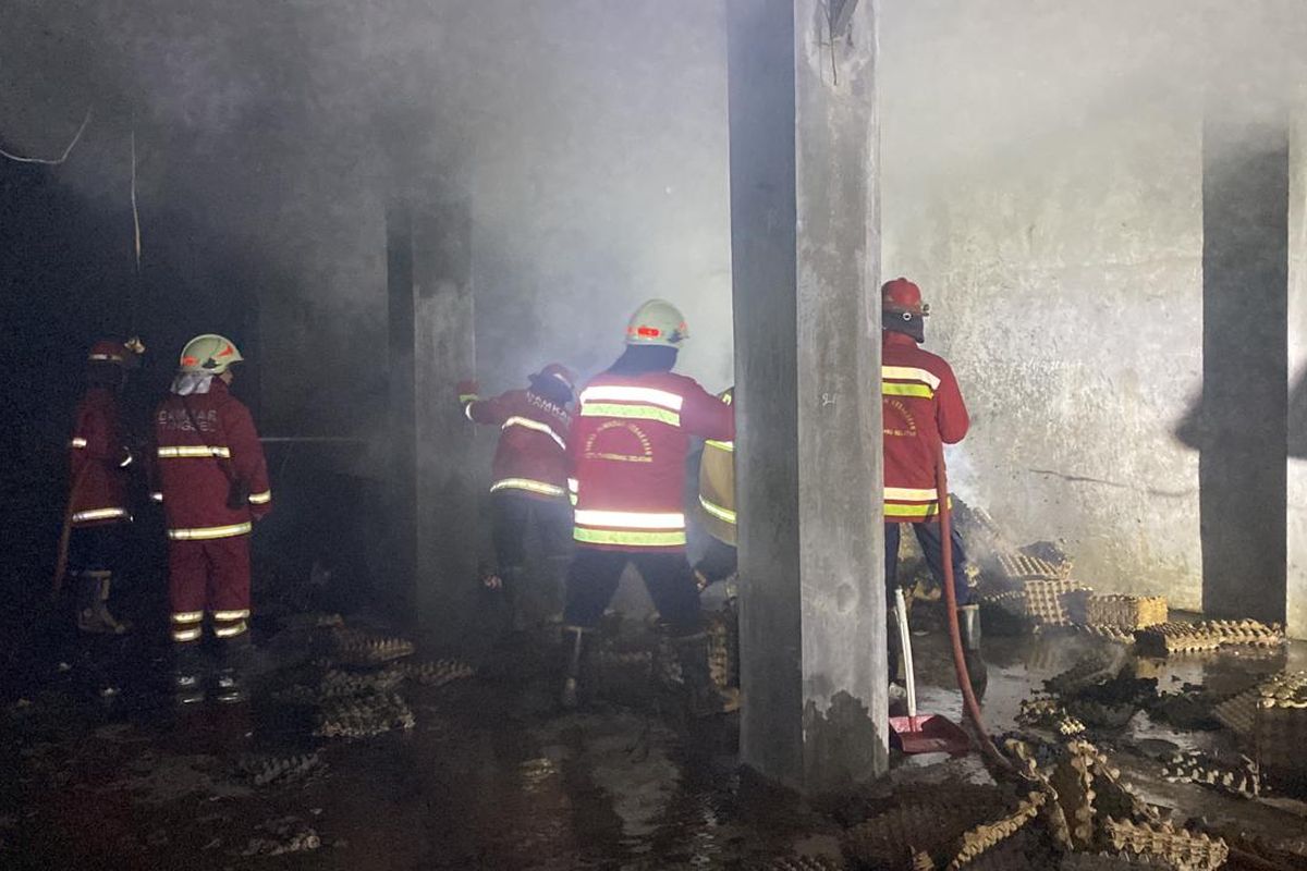 Petugas pemadam kebakaran Tangerang Selatan saat bertugas memadamkan api di gudang cangkang telur di Jurangmangu Timur, Pondok Aren, Tangsel pada Selasa (5/4/2022) malam