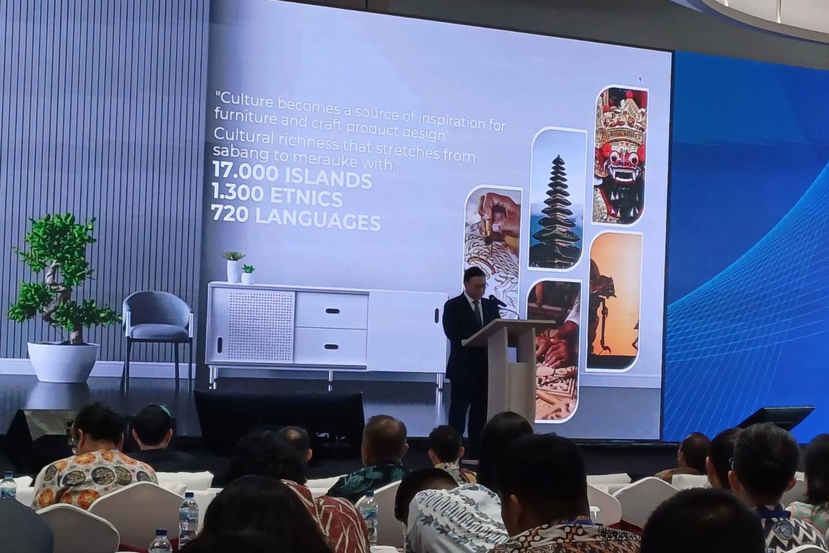 Ketua Umum Asosiasi Pengusaha Mebel Indonesia (Asmindo) Dedy Rochimat dalam acara Conference on Promoting Sustainable Furniture Ecosystem Leading to Net Zero Emission di Vivere, Serpong, Tangerang, Selasa (27/2/2024).