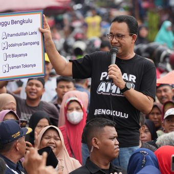 Calon presiden nomor urut 1, Anies Baswedan saat kampanye di Pasar Minggu, Provinsi Bengkulu, Rabu (6/12/2023).