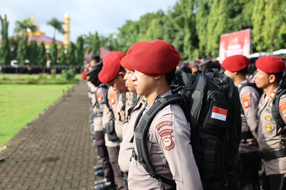 Personel Polda Sulsel yang menggelar apel kesiapan pengamanan TPS jelang pemilu 2024 di Mapolda Sulsel, Jalan Perintis Kemerdekaan, Kota Makassar, Sulsel, Senin (12/2/2024) pagi.