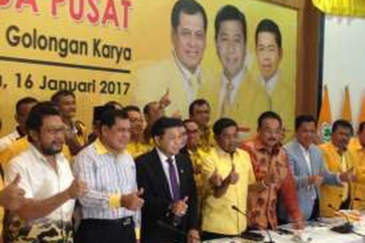 Ketua Umum Partai Golkar Setya Novanto dan sejumlah pengurus Partai Golkar usai rapat pleno di DPP Partai Golkar, Senin (16/1/2017).