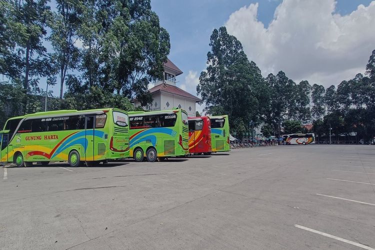 Suasana halaman parkir bus di Terminal Poris Plawad, Kota Tangerang yang terlihat masih sepi pada dua pekan menjelang libur natal dan tahun baru 2023, Senin (12/12/2022).
