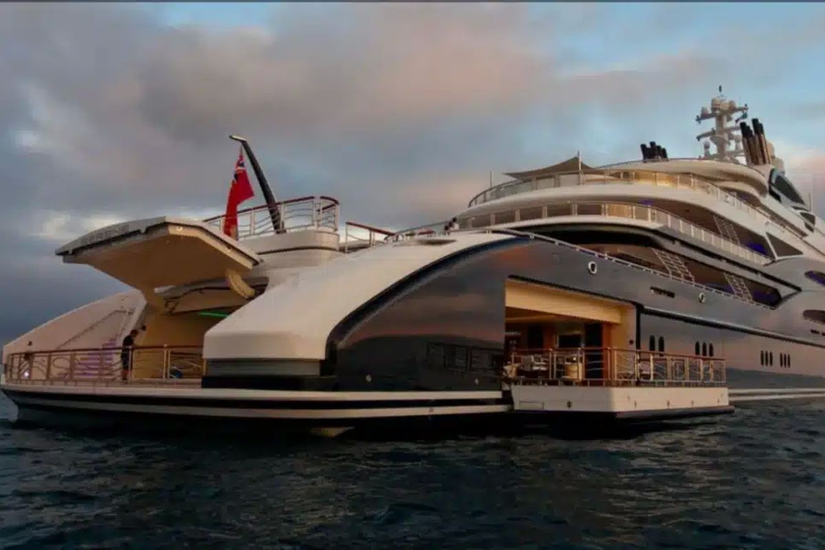 Kapal pesiar mewah (Superyacht) Serene.