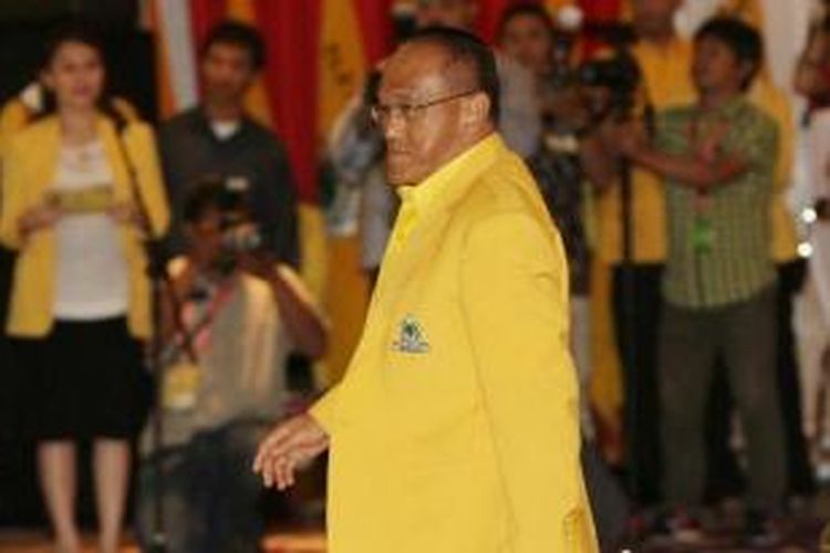 Ketua Umum Partai Golkar, Aburizal Bakrie (tengah) saat menghadiri acara Rapimnas V Partai Golkar di Jakarta Selatan, Jumat (22/11/2013). Rapimnas diisi dengan berbagai pembahasan strategis untuk pemenangan Pemilu 2014, dihadiri sejumlah tokoh partai dan pengurus DPD dari 33 provinsi dan akan berlangsung hingga 23 November. TRIBUNNEWS/HERUDIN 