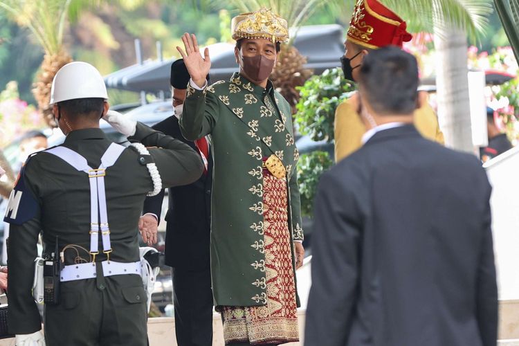 Presiden Republik Indonesia, Joko Widodo mengenakan baju adat Bangka Belitung saat menghadiri Sidang Tahunan MPR-RI dan Sidang Bersama DPR RI dan DPD RI Tahun 2022 di Kompleks Parlemen, Senayan, Jakarta, Selasa (16/8/2022).