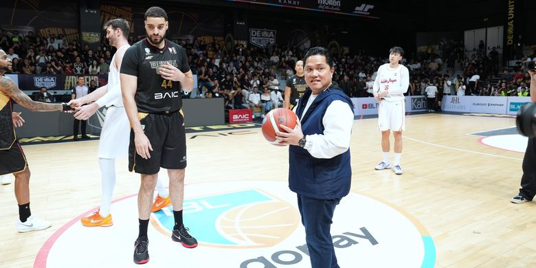 Menpora RI, Erick Thohir, saat membuka musim baru Indonesian Basketball League (IBL) 2026 dengan melakukan tip-off atau jump ball.