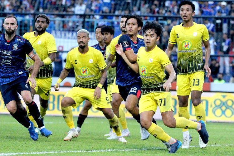 Pemain Arema FC Hanis Sagara berebut bola dengan pemain Barito Putera M Luthfi Kamal saat pertandingan babak 8 besar Piala Presiden 2022 yang berakhir dengan skor 0-0 dilanjutkan adu penalti 5-4 di Stadion Kanjuruhan Kepanjen, Kabupaten Malang, Sabtu (2/7/2022) sore.