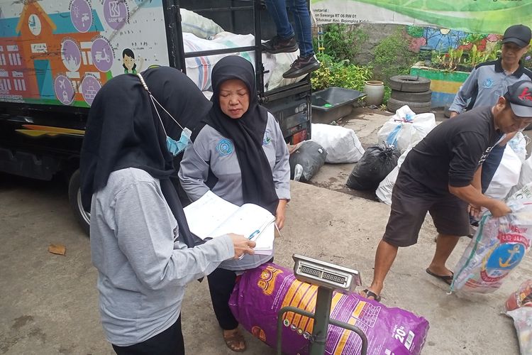 Bank Sampah Bebep yang berada di Gang Situsaeur Timur, Kelurahan Situsaeur, Kota Bandung yang berdiri tahun 2020 berhasil mengatasi persoalan sampah dilingkungan masyarakat. Tak hanya itu, kehadiran Bank Sampah Bebep juga berhasil membangun kesadaran warga terkait sampah.