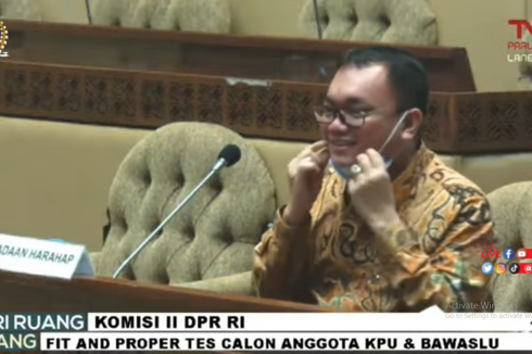 Calon Anggota KPU Ini Bikin Ketawa Anggota DPR karena Tak Bisa Baca Tulisan Sendiri