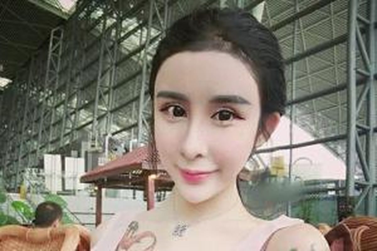 Lewat tampilan barunya yang menyerupai boneka ini, Danae berhasil menjaring 500.000 followers pada akun media sosial Weibo miliknya. 