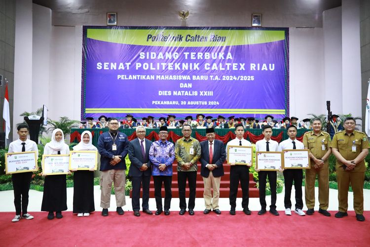 Sekretaris Daerah (Sekda) Kabupaten Siak Arfan Usman dan jajaran berfoto bersama beberapa anak Siak program BeTUNAs yang diterima kuliah di Politeknik Caltex Riau (PCR) di Gedung Serba Guna (GSG) Kampus Politeknik Caltex Riau, Pekanbaru, Selasa (20/8/2024).