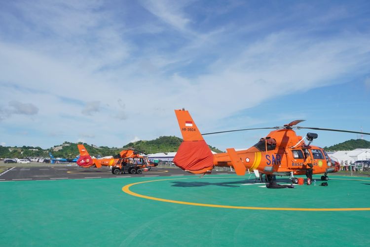 Dua helikopter milik Basarnas disiagakan di Sirkuit Mandalika, Nusa Tenggara Barat, untuk keperluan evakuasi udara pada penyelenggaraan Moto GP Mandalika, akhir pekan ini.  