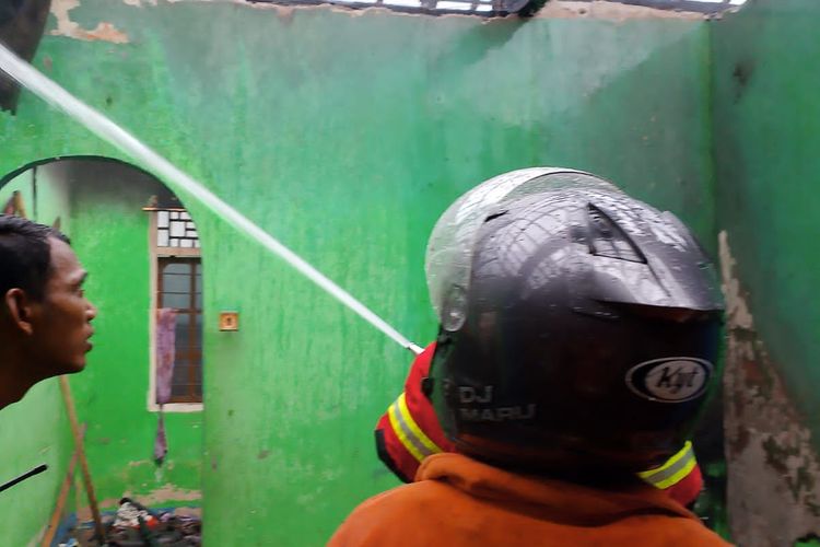 Satu unit rumah permanen di Sumbawa hangus terbakar pada Jumat (1/12/2023). Tampak petugas sedang memadamkan api.