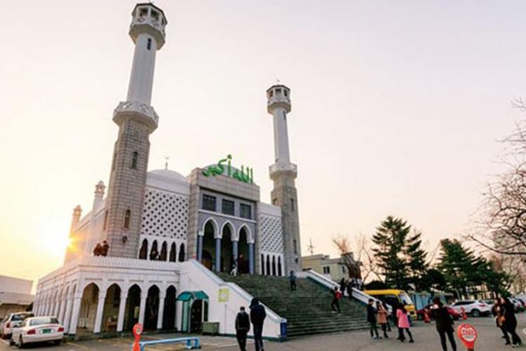 Seoul Central Masjid adalah masjid pertama, termegah, dan satu-satunya di ibukota Korea Selatan.