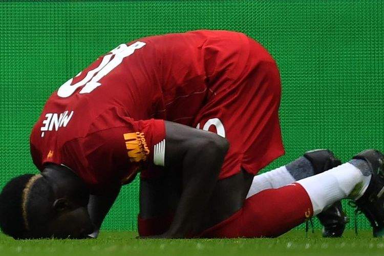 Sadio Mane sujud syukur seusai mencetak gol pada pertandingan Liverpool vs Leicester City dalam lanjutan Liga Inggris di Stadion Anfield, 5 Oktober 2019. 