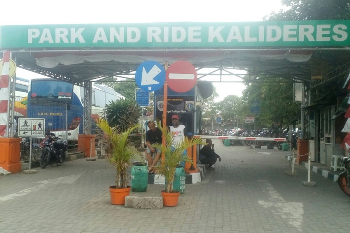 Park and ride Terminal Kalideres, Jakarta Barat, Senin (21/8/2017).