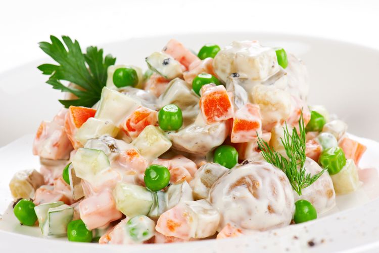 Ilustrasi salad sayur dengan saus mayones.