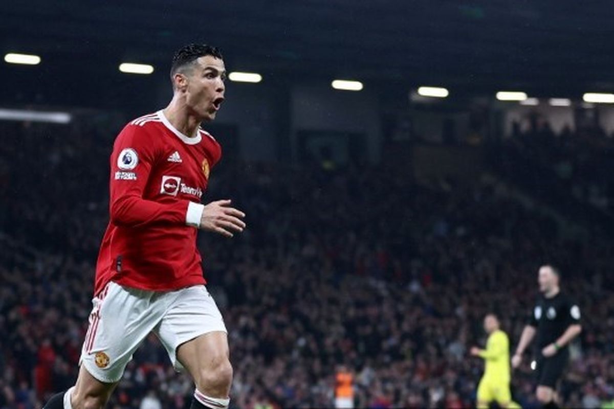 Cristiano Ronaldo usai mencetak gol pada laga MU vs Brentford dalam laga pekan ke-35 Liga Inggris, di Old Trafford, 2 Mei 2022.