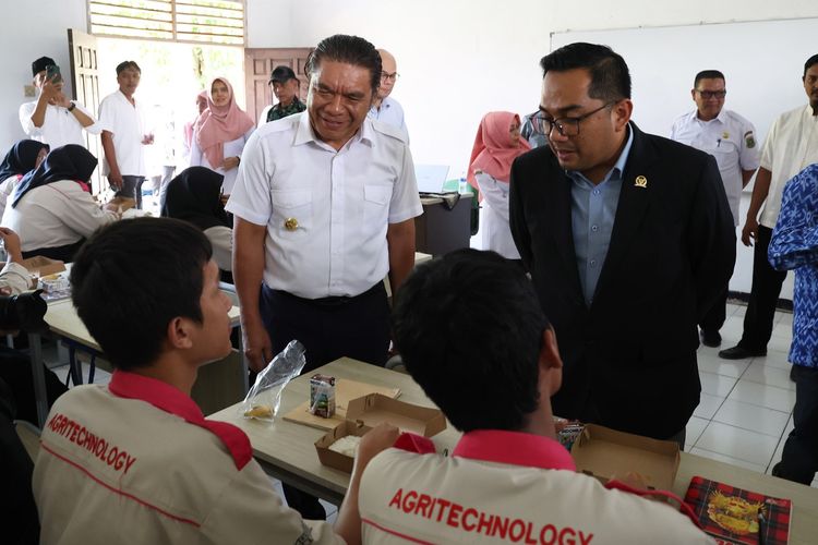 Penjabat (Pj) Gubernur Banten Al Muktabar saat mendampingi ketua rombongan dari Komisi II DPR RI Rifqinizamy Karyasuda meninjau program MBG di SMKN 8, Kota Serang, Banten, Rabu (13/11/2024). 